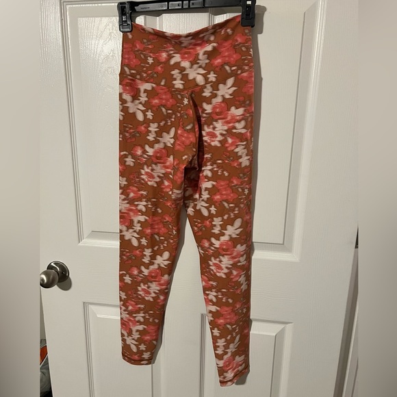 Aerie OFFLINE Hi-Rise Real Me Crossover Floral Leggings, Size L - Picture 3 of 4